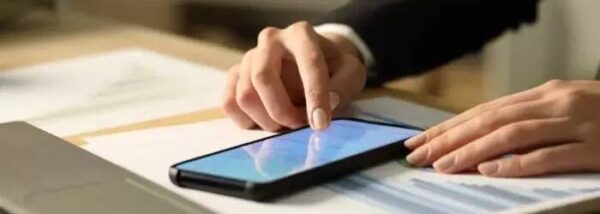 immagine di una ragazza a casa che ottiene spid gratis online in autonomia
