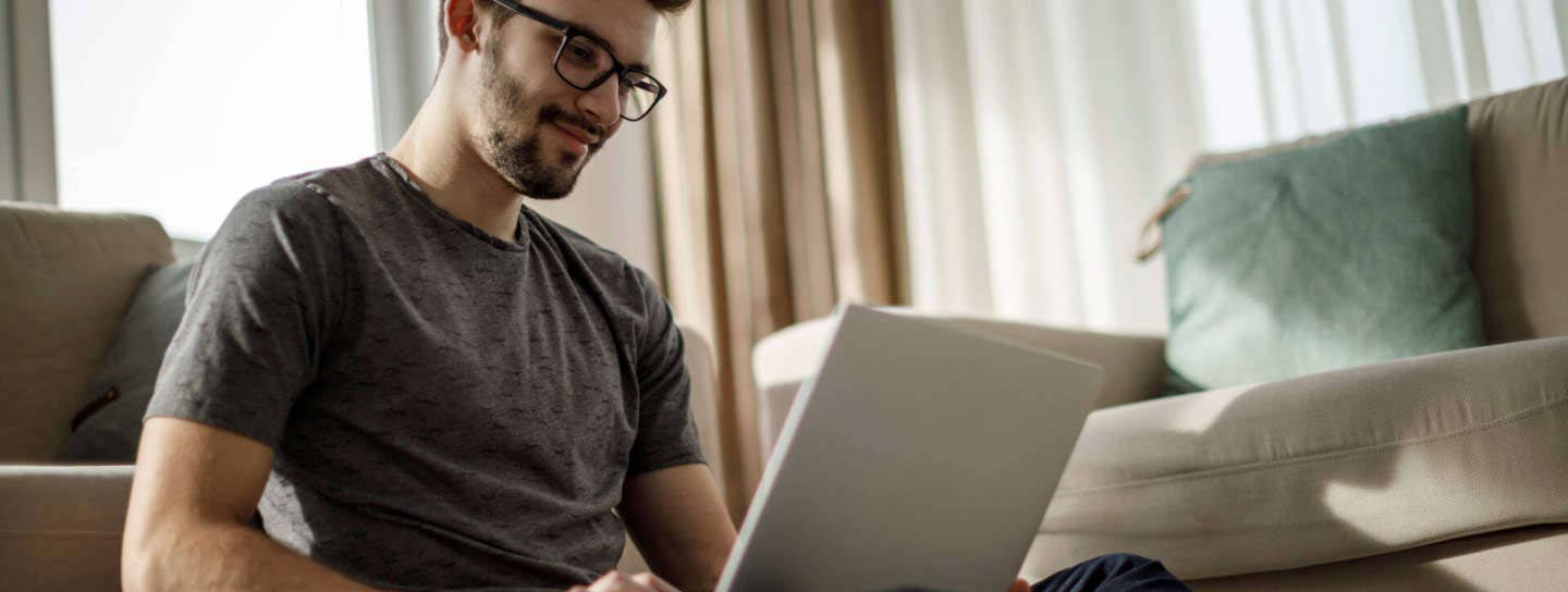 immagine di un giovane professionista che fa un acquisto pec online